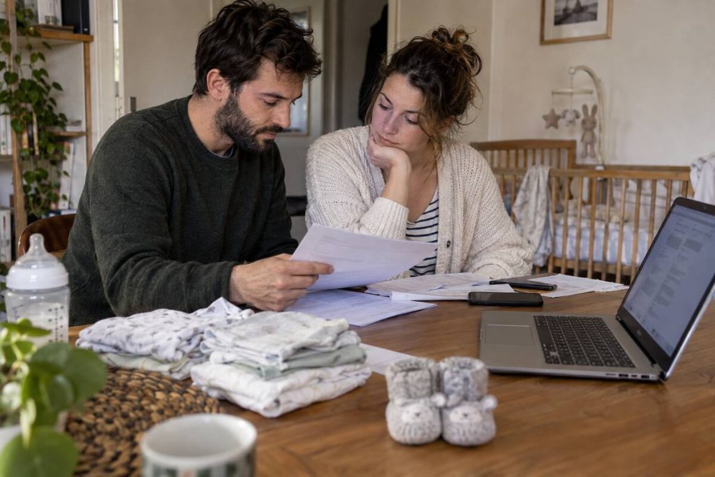 Un couple de parents lit des documents